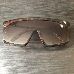 Brown/black tortoise shell sunglasses